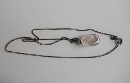 Bergkristal/Hematiet hanger aan oudzilveren collier van 42 cm