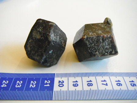 Granaat Kristallen (Almandien) Oostenrijk. Prijs per stuk € 9.50