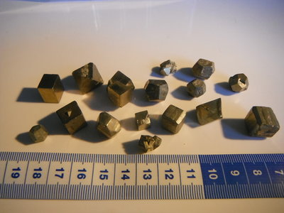 PYRIET KRISTALLEN DIVERSE VORMEN. LOT